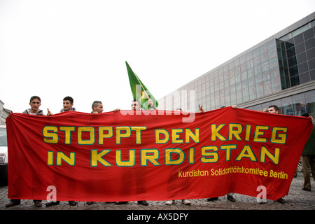 Ca. 300 Menschen protestieren gegen Angriffe auf kurdische Dörfer im Nordirak durch das türkische Militär am 26. Januar 2008 in Stockfoto