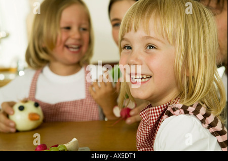 Eltern mit Kinder (2-4) spielen in Küche, Lächeln Stockfoto