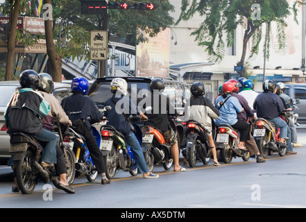 Wartenden Fahrer auf ihren Bikes, Thailand Stockfoto