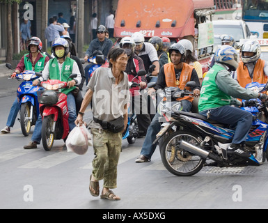 Wartenden Fahrer auf ihren Bikes, Thailand Stockfoto