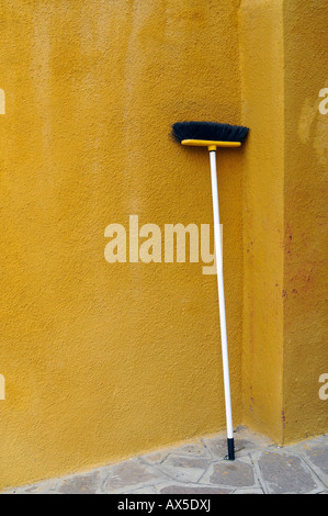 Besen lehnte sich gegen eine Wand, Insel Burano, Venedig, Veneto, Italien, Europa Stockfoto