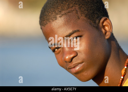 Porträt eines jungen Afro-kubanischen am Malecón in Havanna, Kuba Stockfoto