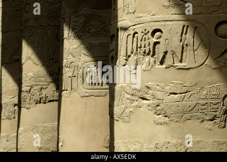 Hieroglyphen eingeätzt Steinsäulen, Karnak Tempel, Luxor, Ägypten, Nordafrika Stockfoto