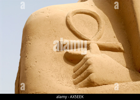 Ankh, ägyptische Kreuz, Ramses Statue, Karnak Tempel, Luxor, Ägypten, Nordafrika Stockfoto