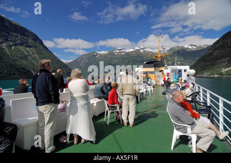 Sonnendeck auf einem Ausflugsschiff in Geirangerfjord, Geiranger, Sogn Og Fjordane, Norwegen, Skandinavien, Europa Stockfoto