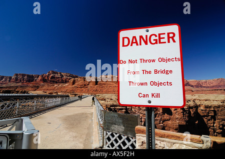 Warnzeichen geschrieben am Navajo Bridge, Brücke über den Colorado River, Marble Canyon, Navajo Indian Reservation, Arizona, Stockfoto