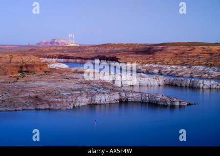 Blick über den Lake Powell in Richtung der Navajo Generating Station, Kohle-Kraftwerk, Arizona, USA, Nordamerika Stockfoto