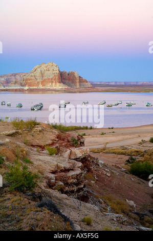 Blick vom Wahweap Marina, Hausboote in den Abend, Lake Powell, Arizona, USA, Nordamerika Stockfoto