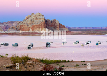 Blick vom Wahweap Marina, Hausboote in den Abend, Lake Powell, Arizona, USA, Nordamerika Stockfoto