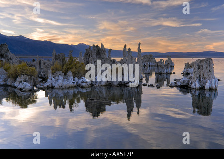 Seltsame Tuff Felsformationen, Mono Lake (alkalischen See), Lee Vining, California, USA Stockfoto