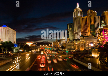 Verkehr an der West Tropicana Avenue zwischen New York und Excalibur Resort Casino in Las Vegas, Nevada, USA, Nordamerika Stockfoto