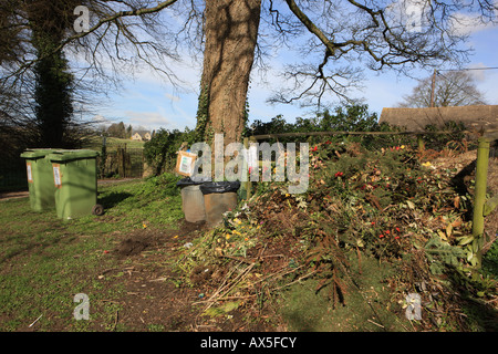 Abfall auf dem Hof der Kirche St. Peter und St. Paul in Northleach in den Cotswolds Stockfoto