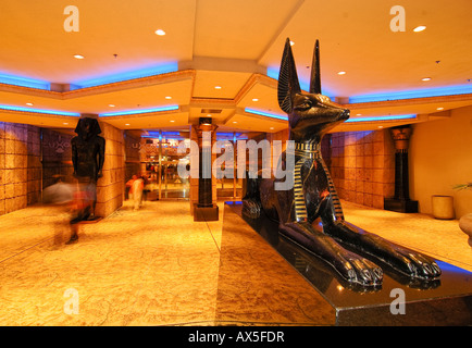 Statue des Anubis in der Lobby des Luxor Hotel & Casino, Las Vegas Boulevard, Las Vegas, Nevada, USA, Nordamerika Stockfoto