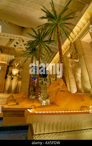 Palmen Sie und Statuen des Tutanchamun in der Lobby des Luxor Hotel & Casino, Las Vegas Boulevard, Las Vegas, Nevada, USA, Nr. Stockfoto