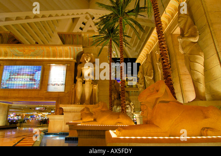 Palmen, riesigen Monitor und Statuen des Tutanchamun in der Lobby des Luxor Hotel & Casino, Las Vegas Boulevard, Las Vegas, Nevad Stockfoto