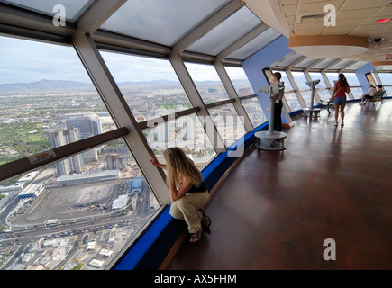 Touristen genießen die Aussicht vom Stratosphere Tower in Las Vegas Boulevard, Las Vegas, Nevada, USA, Nordamerika Stockfoto