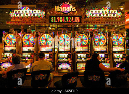 Spieler sitzen vor Spielautomaten im Kasino Harrahs auf dem Strip, Las Vegas Boulevard, Las Vegas, Nevada, USA, Norden Stockfoto