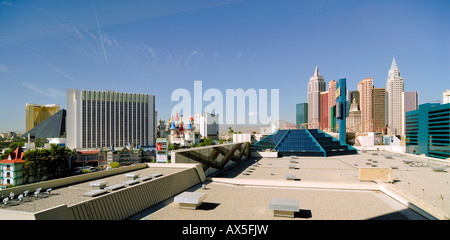 Skyline von Las Vegas mit New York und Excalibur Hotels gesehen vom Dach des MGM Grand Casino in Las Vegas, Nevada Stockfoto