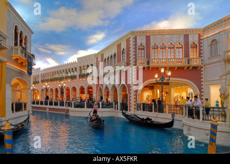 Gondel und Touristen unter einem künstlichen Himmel in einem nachgebauten Venedig, Interieur des Venetian Resort Hotel & Casino auf dem Strip Stockfoto