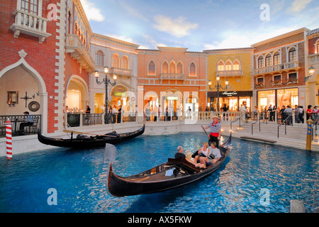 Gondel und Touristen unter einem künstlichen Himmel in einem nachgebauten Venedig, Interieur des Venetian Resort Hotel & Casino auf dem Strip Stockfoto