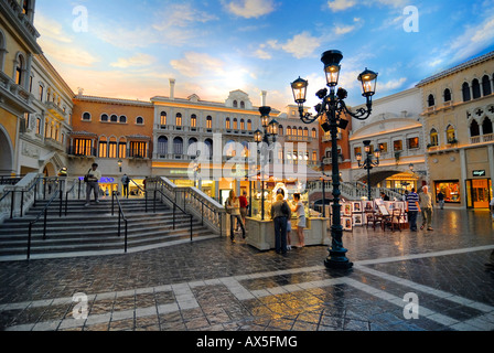 Touristen auf dem Markusplatz unter einem künstlichen Himmel in einem nachgebauten Venedig, Interieur des Venetian Resort Hotel & Casino auf Stockfoto