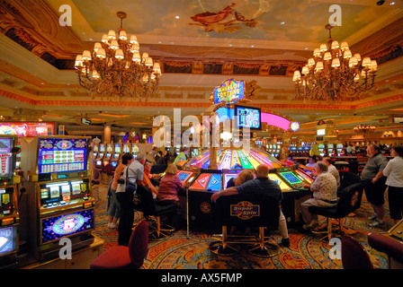 Die Spieler sitzen vor Spielautomaten im The Venetian Resort Hotel & Casino auf dem Las Vegas Boulevard, Las Vegas Strip, Stockfoto