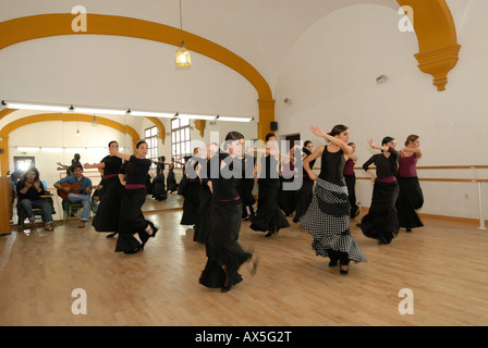 Spanische Flamenco-Gruppe üben in das Conservatorio de Danza, Sevilla, Andalusien, Spanien, Europa Stockfoto