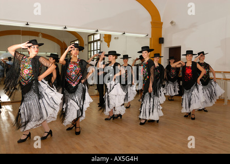 Flamenco-Gruppe üben in das Conservatorio de Danza, Sevilla, Andalusien, Spanien, Europa Stockfoto