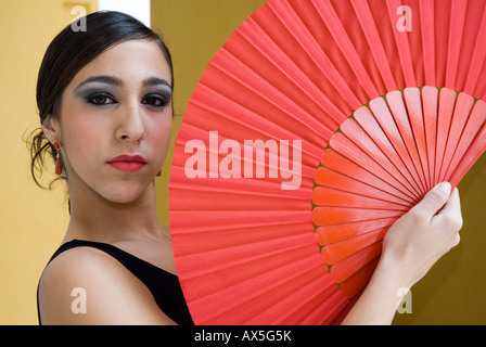 Flamenco-Tänzerin Triana mit Ventilator in das Conservatorio de Danza, Sevilla, Andalusien, Spanien, Europa Stockfoto