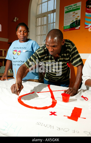 Menschen zeichnen die rote Schleife, HIV/AIDS-Aufklärung in Kapstadt, Südafrika, Afrika Stockfoto