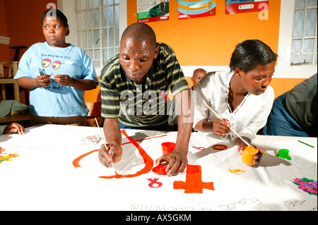 Menschen zeichnen die rote Schleife, HIV/AIDS-Aufklärung in Kapstadt, Südafrika, Afrika Stockfoto