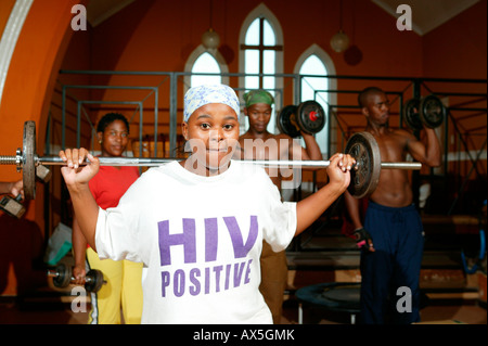 Junge Frau in einer Kirche, die in einem Fitness-Studio, Kapstadt, Südafrika, Afrika umgewandelt worden ist Stockfoto