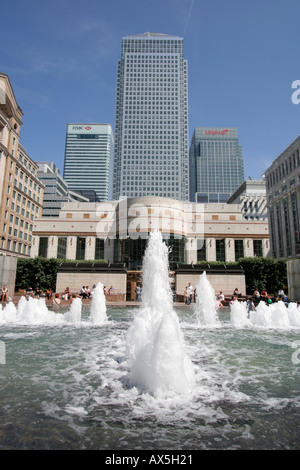 Cabot Square Wasserfontänen Canary wharf London Kanada Viereckturm Block Sommer Stockfoto