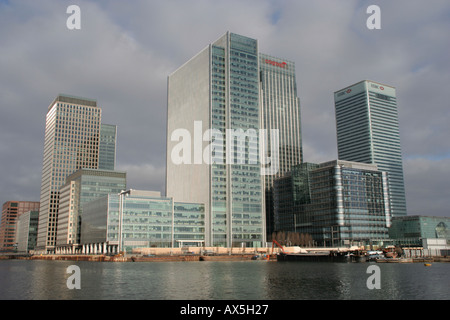 ein Kanada Quadrat Hochhaus und umliegenden London Docklands Gebäude Kanarischen wharf Stockfoto