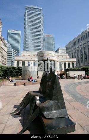 Cabot Square Canary wharf London ein Kanada Viereckturm Block Metall-Skulptur im Vordergrund Stockfoto