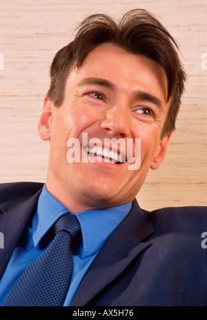 Porträt eines jungen executive drinnen lächelnd. Stockfoto