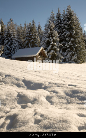 Verschneite Hütte am Rande eines Waldes in den Bergen, Klais bei Mittenwald, Oberbayern, Deutschland, Europa Stockfoto