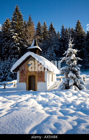 "Lueftlmalerei" (religiöse Fassadenmalereien) auf eine Kapelle mit Weihnachtsbaum, Elmau in der Nähe von Klais, Mittenwald, Oberbayern, Keim Stockfoto