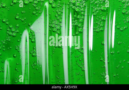 Spülmittel mit grüne Reinigung Flüssigkeit und Luftblasen Stockfoto