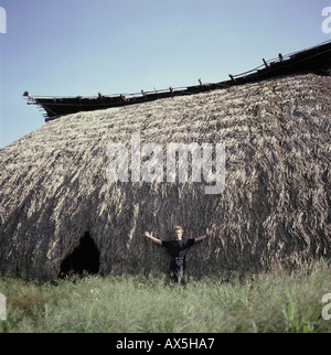 Pavuru, Indianerdorf, Brasilien. Sting draußen eine große Oca; Xingu Terra Indígena; November 1990. Stockfoto