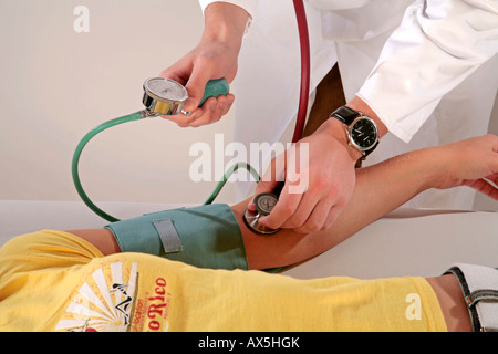 Blutdruck am Arm mit Manschette, Methode von Riva Rocchi Stockfoto