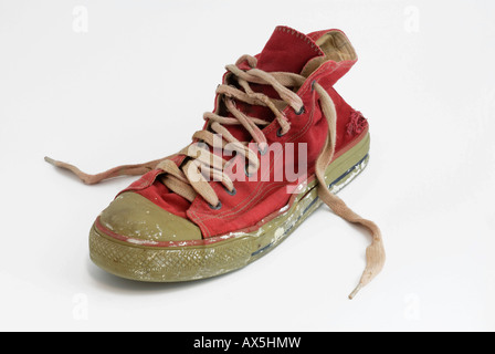 Worn-out rote sneaker Stockfoto