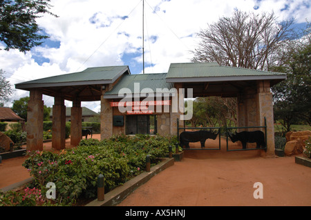 Eingangstor zum Tsavo-Nationalpark, Kenia, Afrika Stockfoto