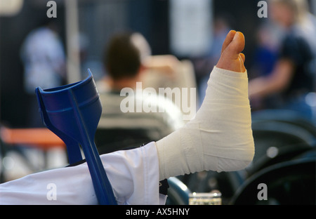 Bandagierte Fuß auf Krücken in einem Café in Aufmachungen Stockfoto