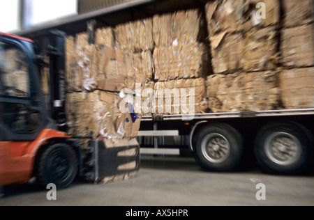 Gabelstapler beladen LKW mit Pappe Ballen, unscharf Stockfoto