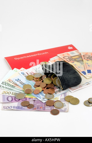 Euro-Banknoten und Münzen, Brieftasche auf einem Sparbuch Stockfoto