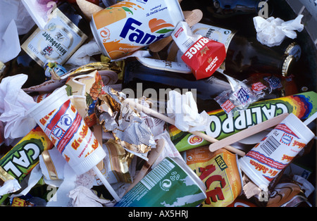 Verpackungen, Abfall, Kunststoff, Alu-Dosen und Glasflaschen Stockfoto