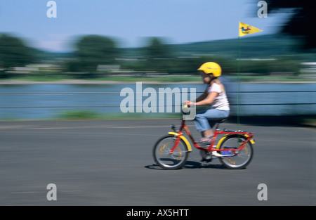 Mädchen Fahrrad Helm mit dem Fahrrad Stockfoto