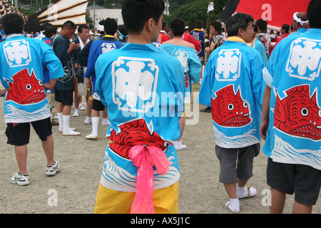 Männer in Happi Mäntel auf einem Sommerfestival in Japan Stockfoto