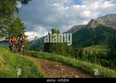 Weibliche Mountainbiker Radfahren durch Karer Pass, Dolomiten, Norditalien, Europa Stockfoto